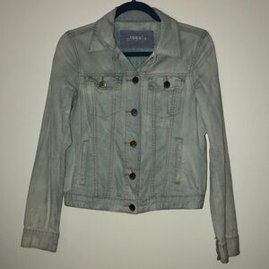 Light weight and light wash gap denim jacket size small